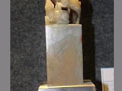 去哪买高性价比的寿山石--加工寿山石-鑫德裕文化创意艺术馆提供去哪买高性价比的寿山石--加工寿山石的相关介绍、产品、服务、图片、价格花坑石举杯邀明月、福建寿山石、福建金丝楠木、福建陶瓷、福建字画、福建沉香、