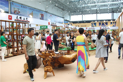 光明北沉香系列产品在中国(东北亚)森林博览上受追捧